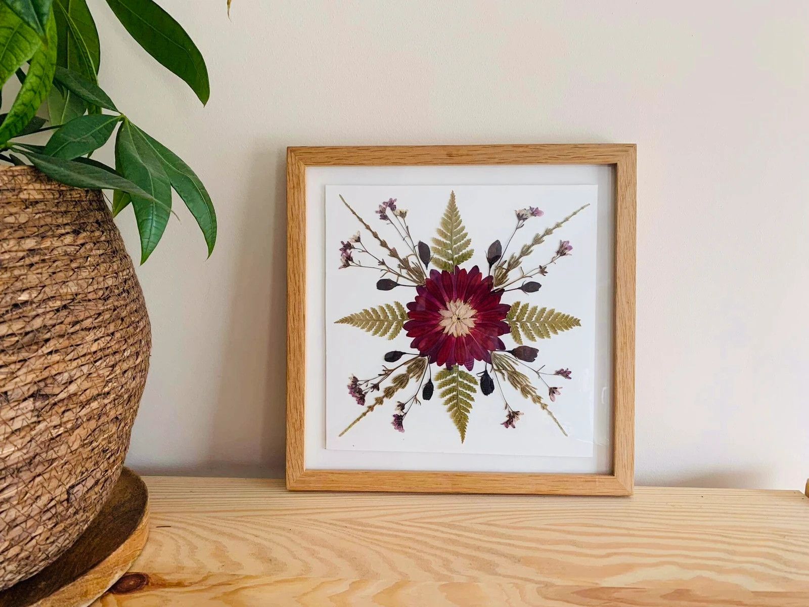 Mandale mandala  z suszonych kwiatów i roślin wielkość 27x27 cm