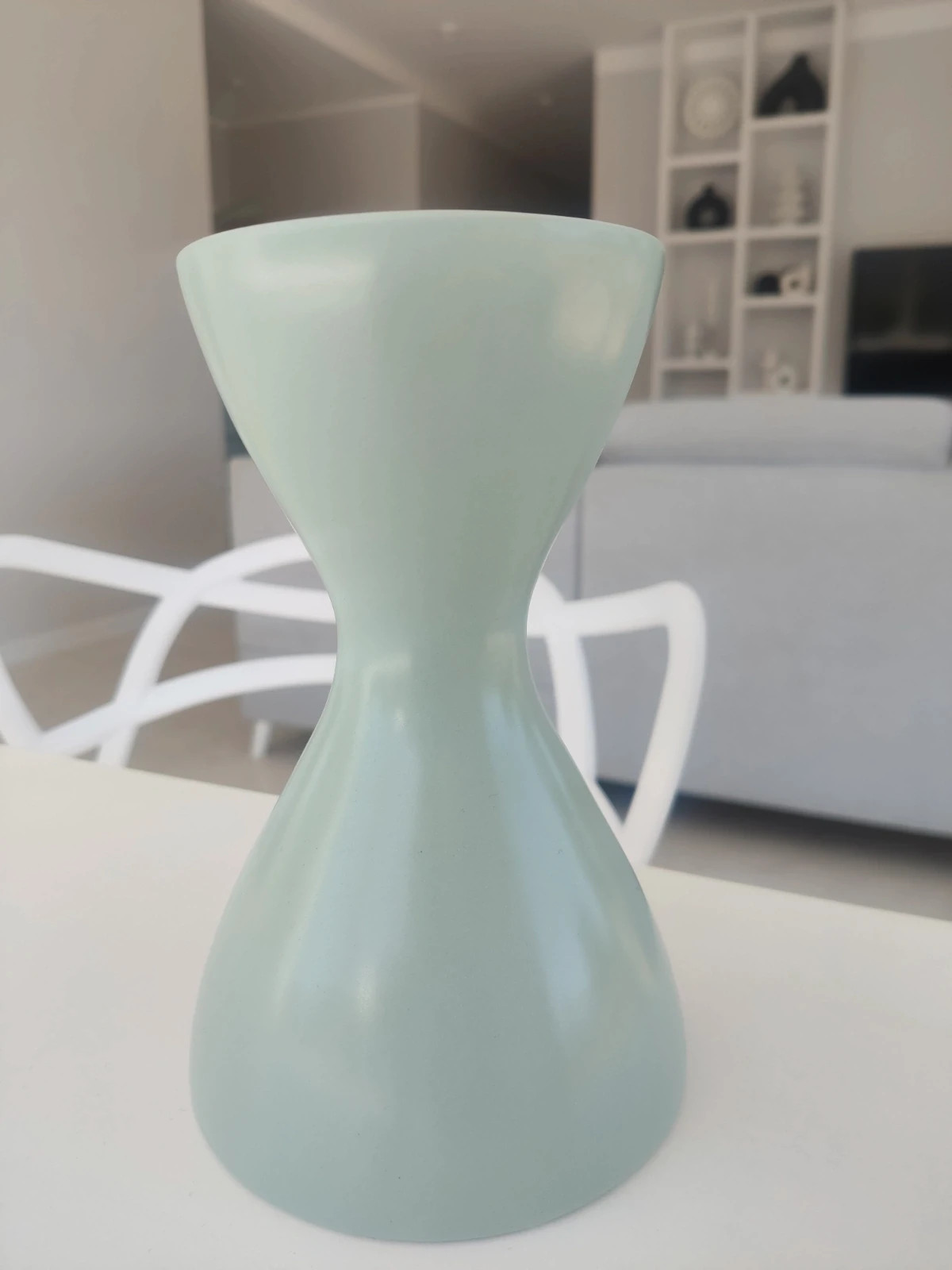 Miętowy wazon jak klepsydra nowoczesny kształt