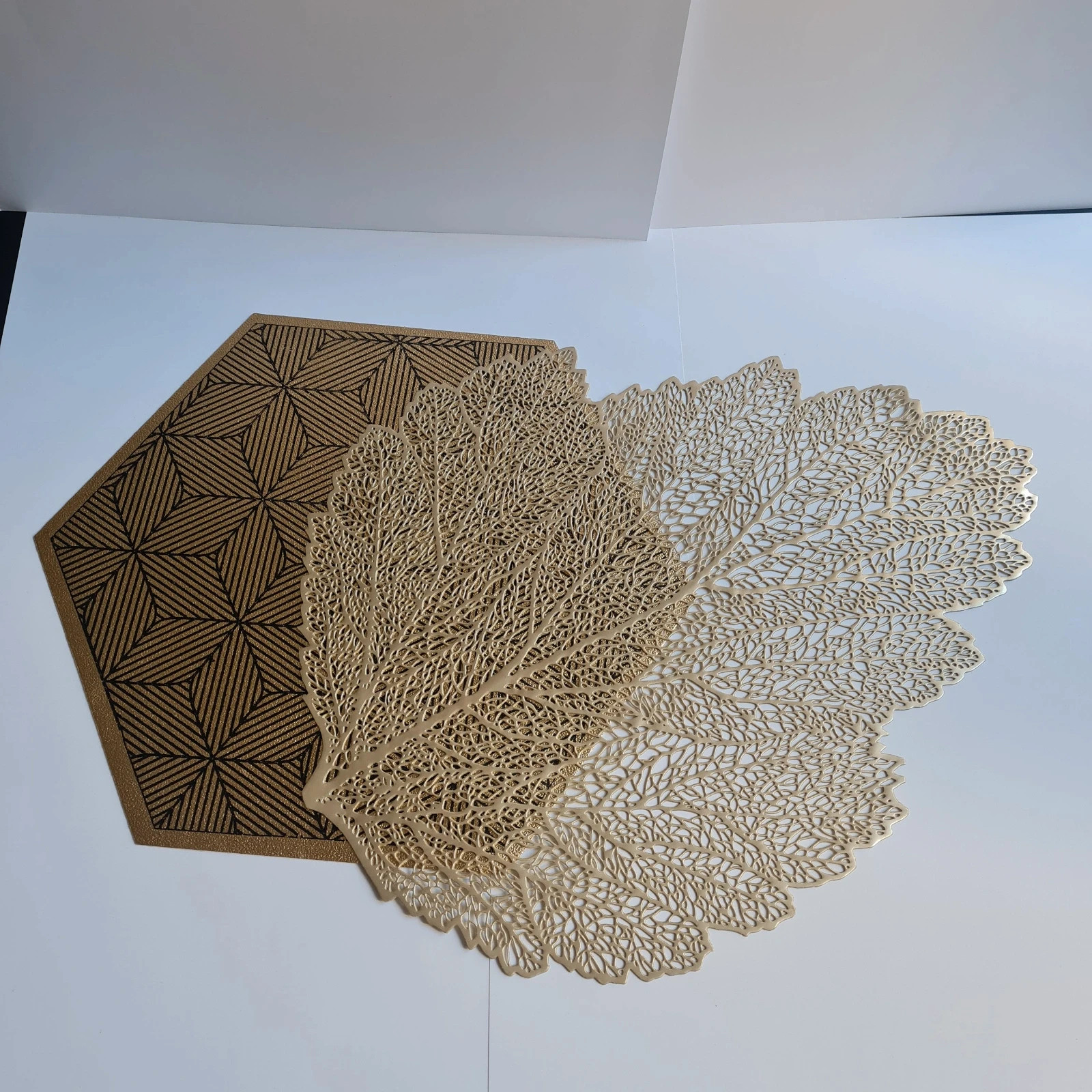 2 - zestaw - podkładki na stół złote liść i pieciobok geometryczne i organiczne gumowe