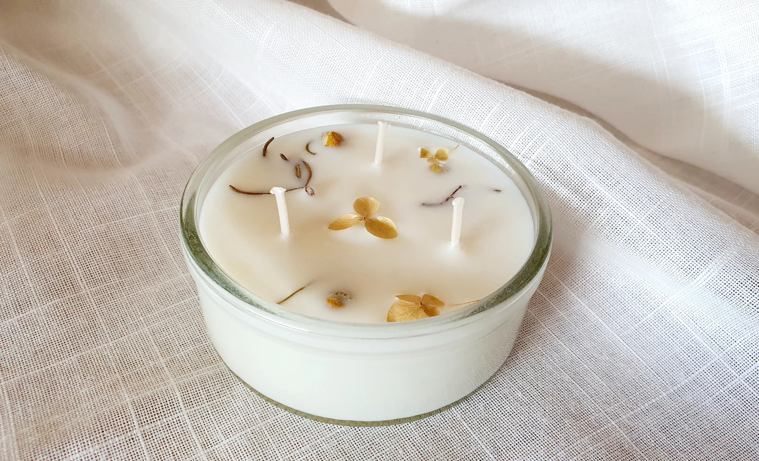 Rozmarynowa świeca sojowa z romantyczną dekoracją