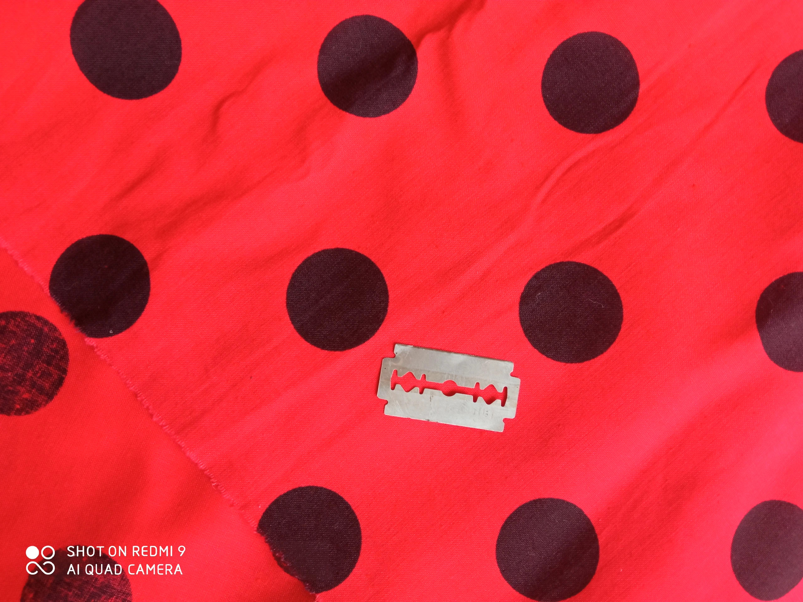 Kupon materiału szer 139x246 cm bawełna czerwony czarne 3 cm grochy
