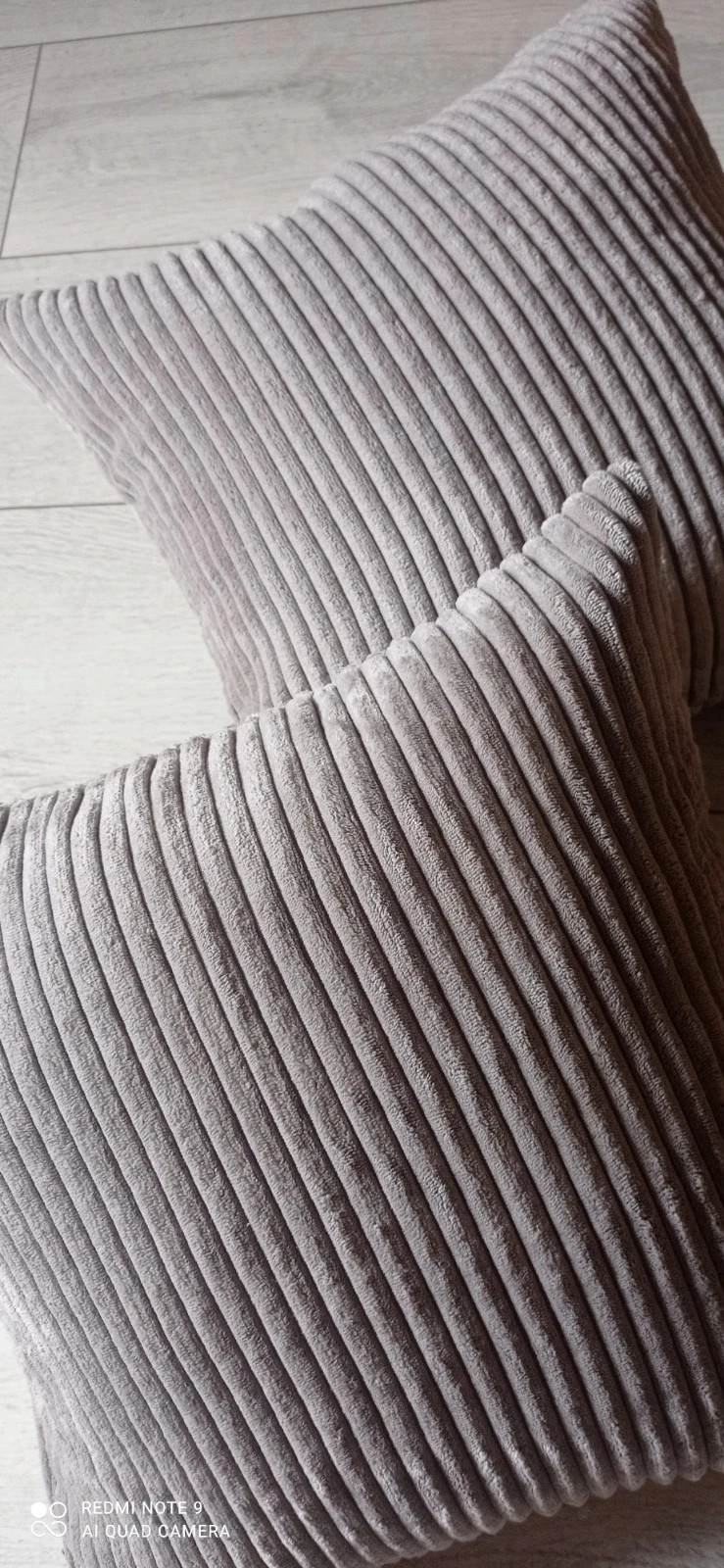 Poszewki na poduszki z mięciutkiej tkaniny w kolorze szarym