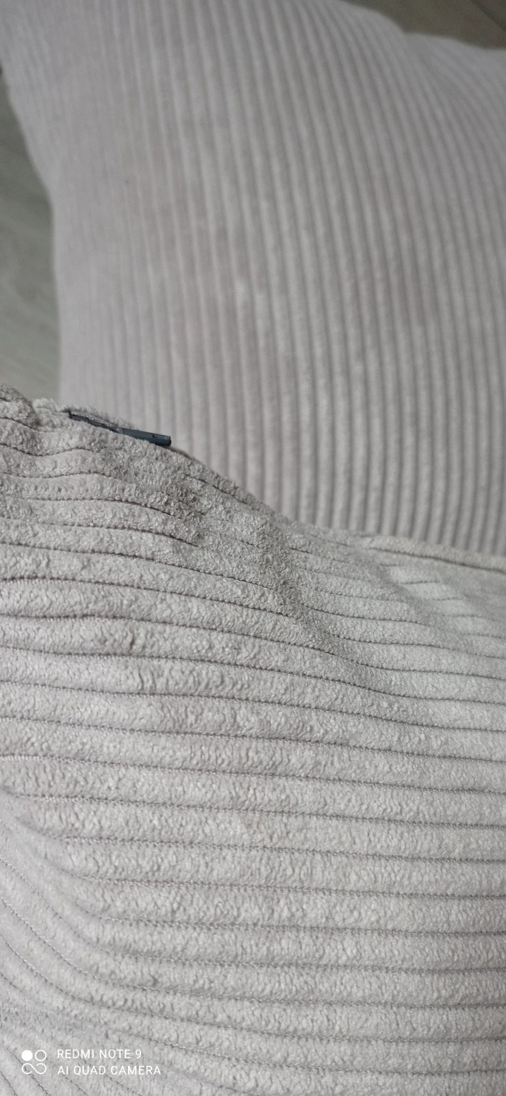 Poszewki na poduszki z wysokiej jakości tkaniny w kolorze jasnoszarym
