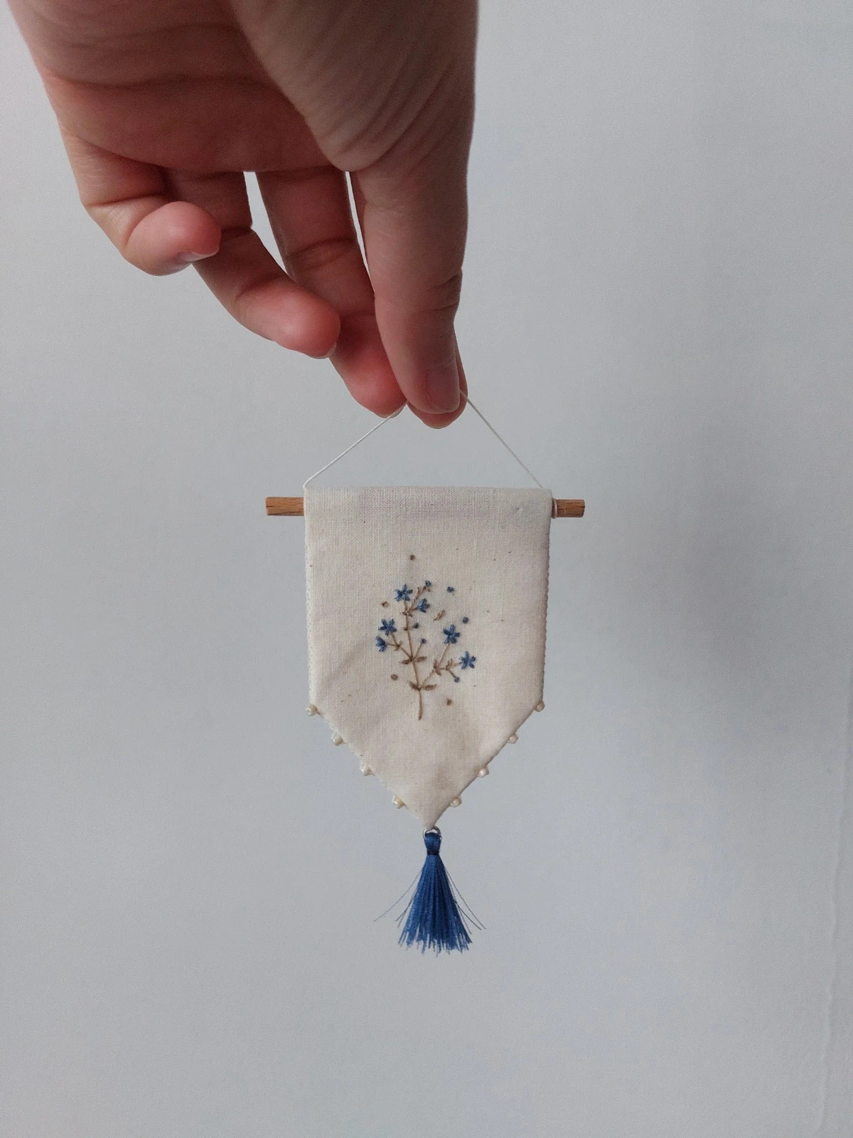 Mini proporczyk z niebieskimi haftowanymi kwiatami handmade mini banner