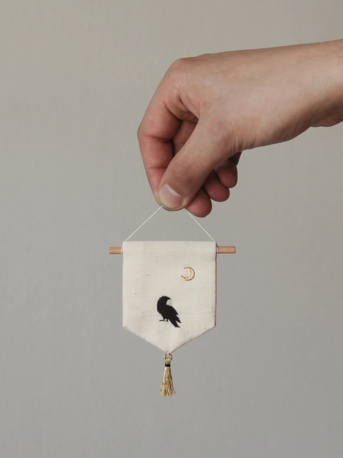 Mini proporczyk z czarnym ptakiem handmade embroidered mini banner