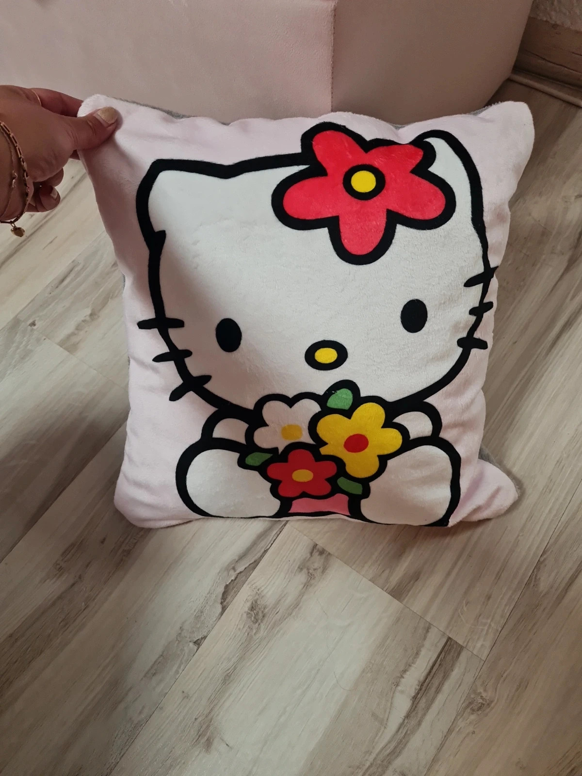 Nowa poduszka welurowa  hello kitty z bukietem 40cm