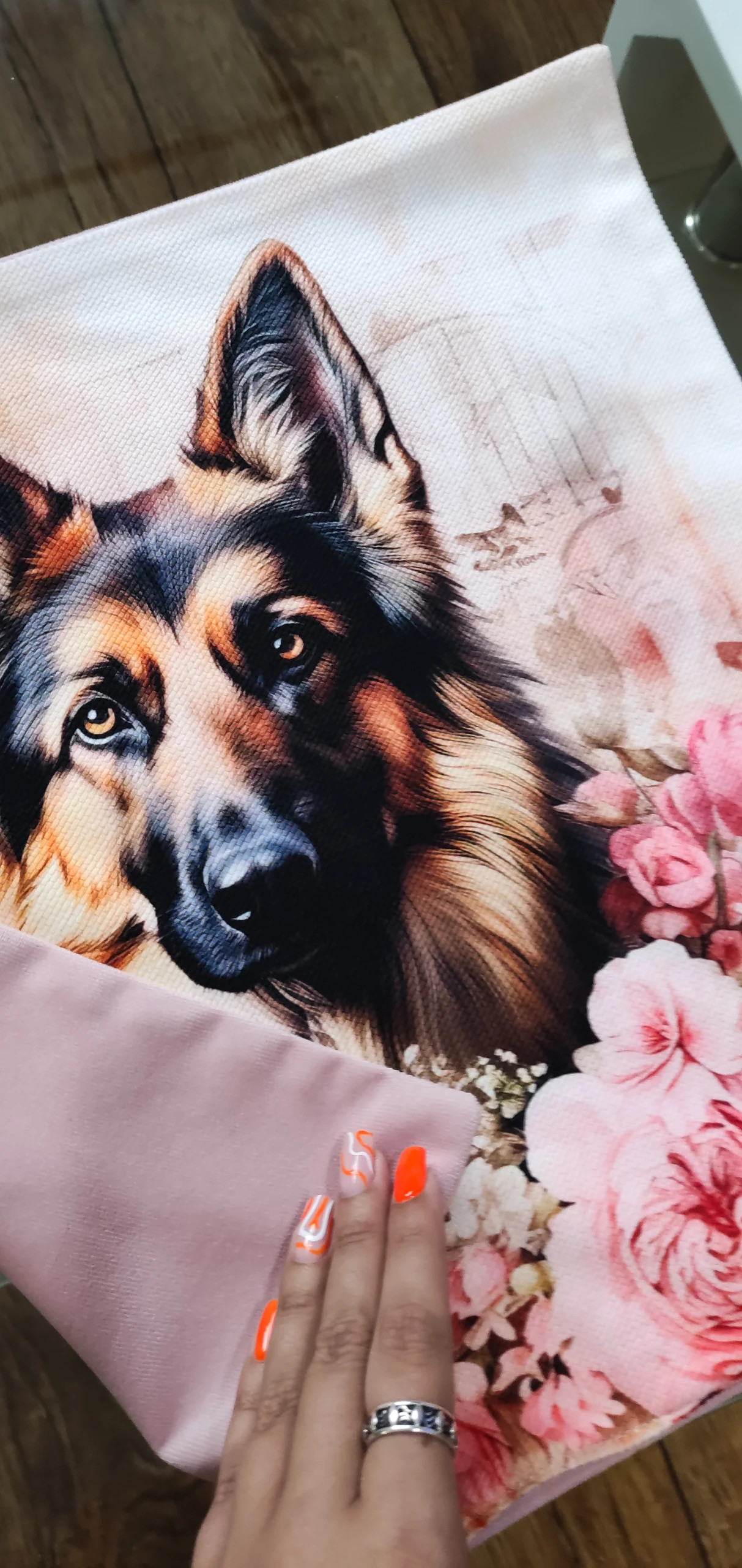 Poszewka kolorowa kwiaty pies pudrowy róż welur owczarek niemiecki