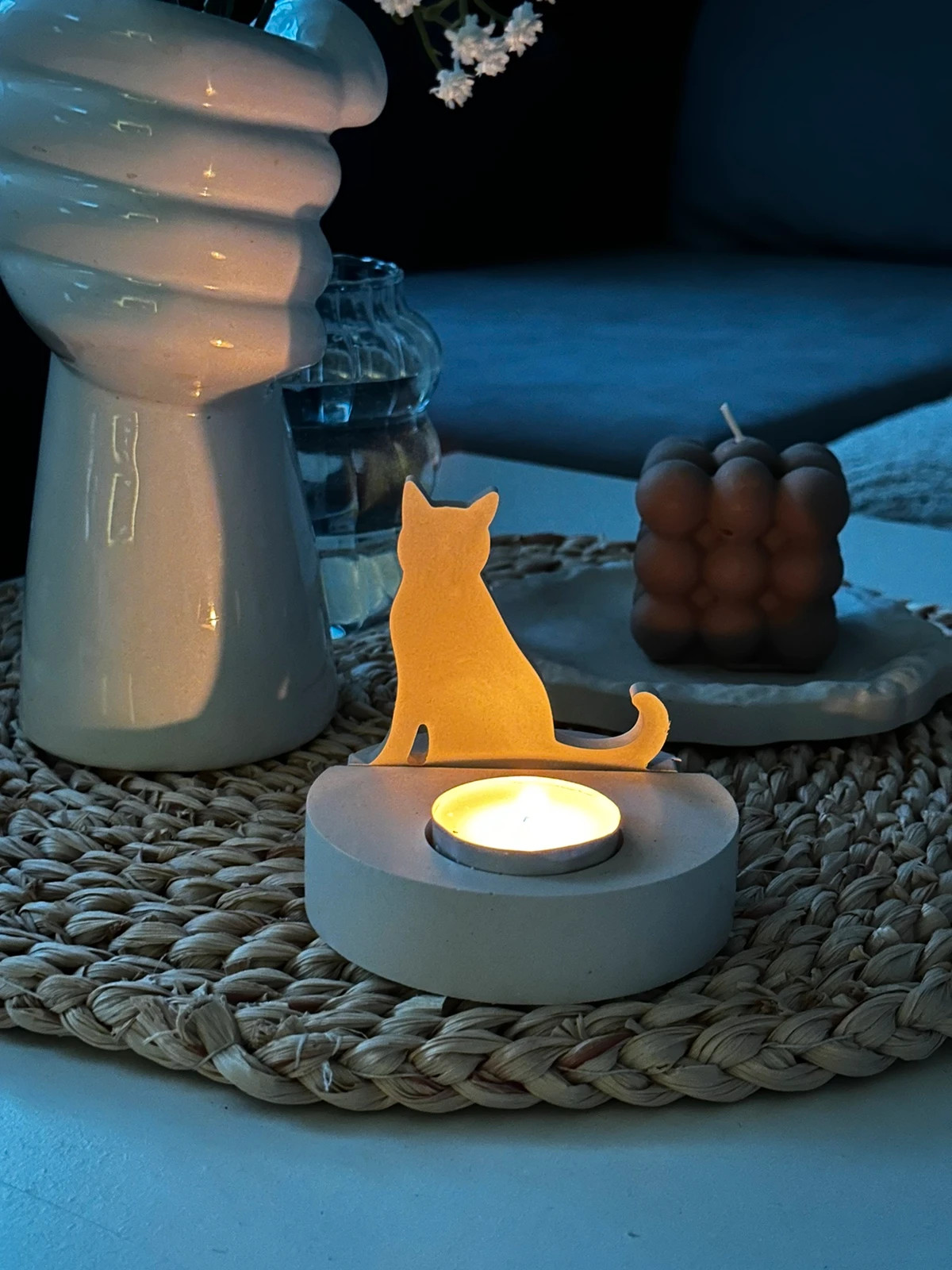 Nowy biały świecznik w kształcie kota kotka