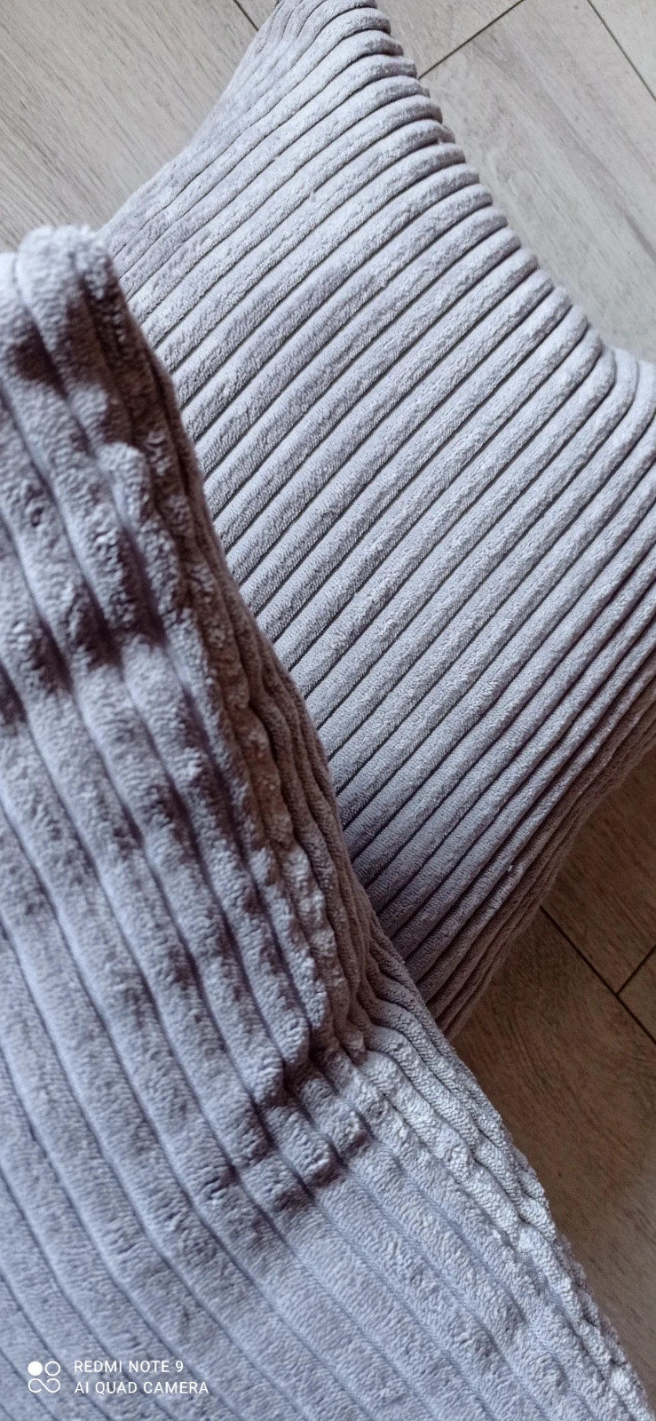 Poszewki na poduszki z wysokiej jakości tkaniny w kolorze jasnoszarym