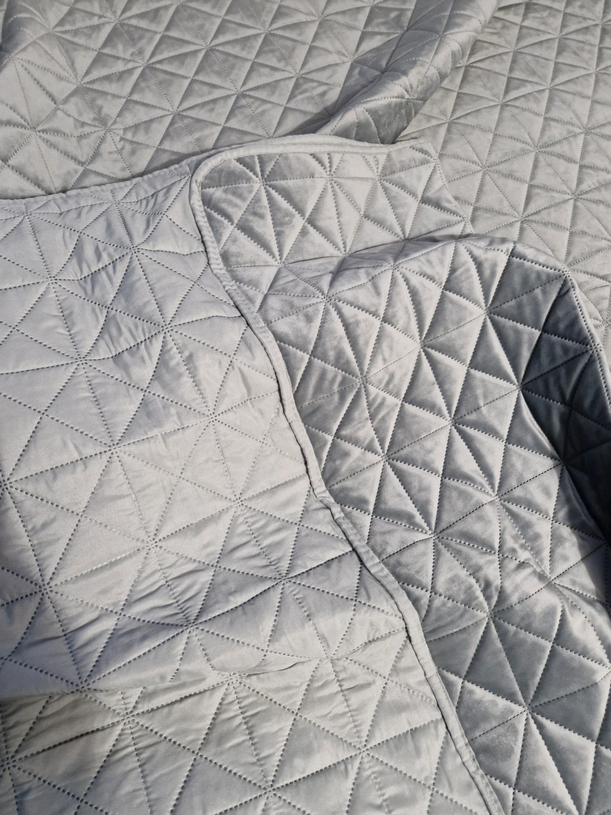 Nowa narzuta na łóżko w kolorze srebrnym