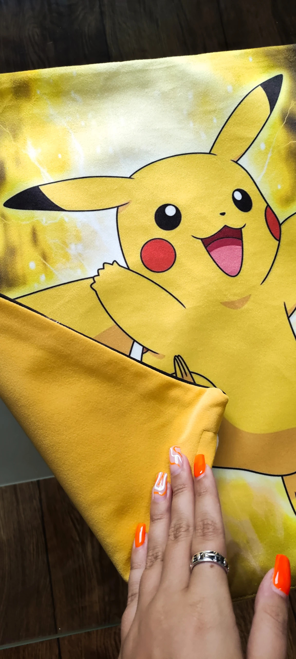 Poszewka na poduszkę żółta czarna pokemony Pikachu połączy welur