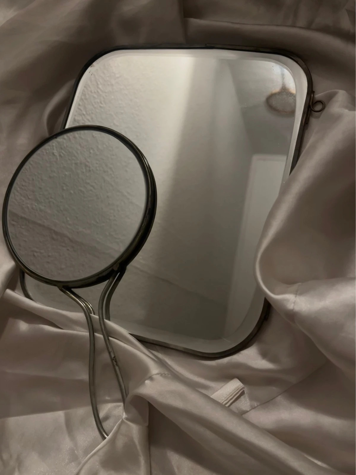 Hand held beauty mirror