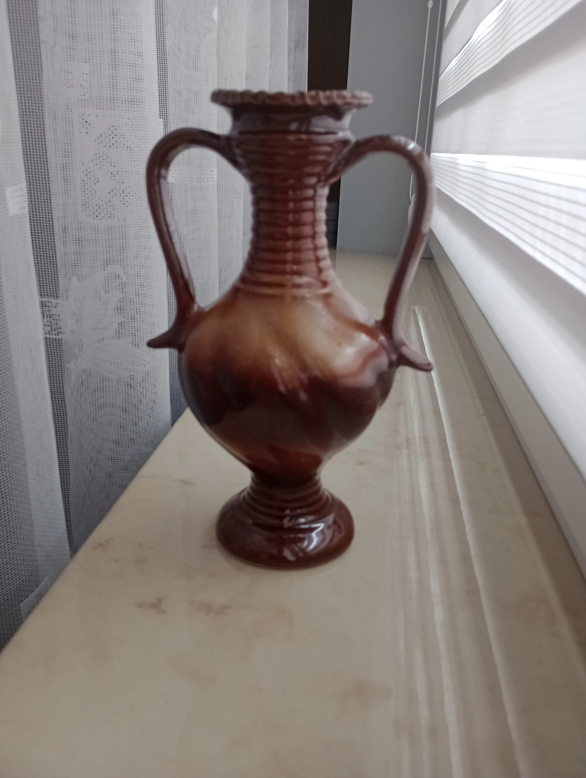 Ceramiczny wazon z 2 uchwytami ozdobnie wzorowany