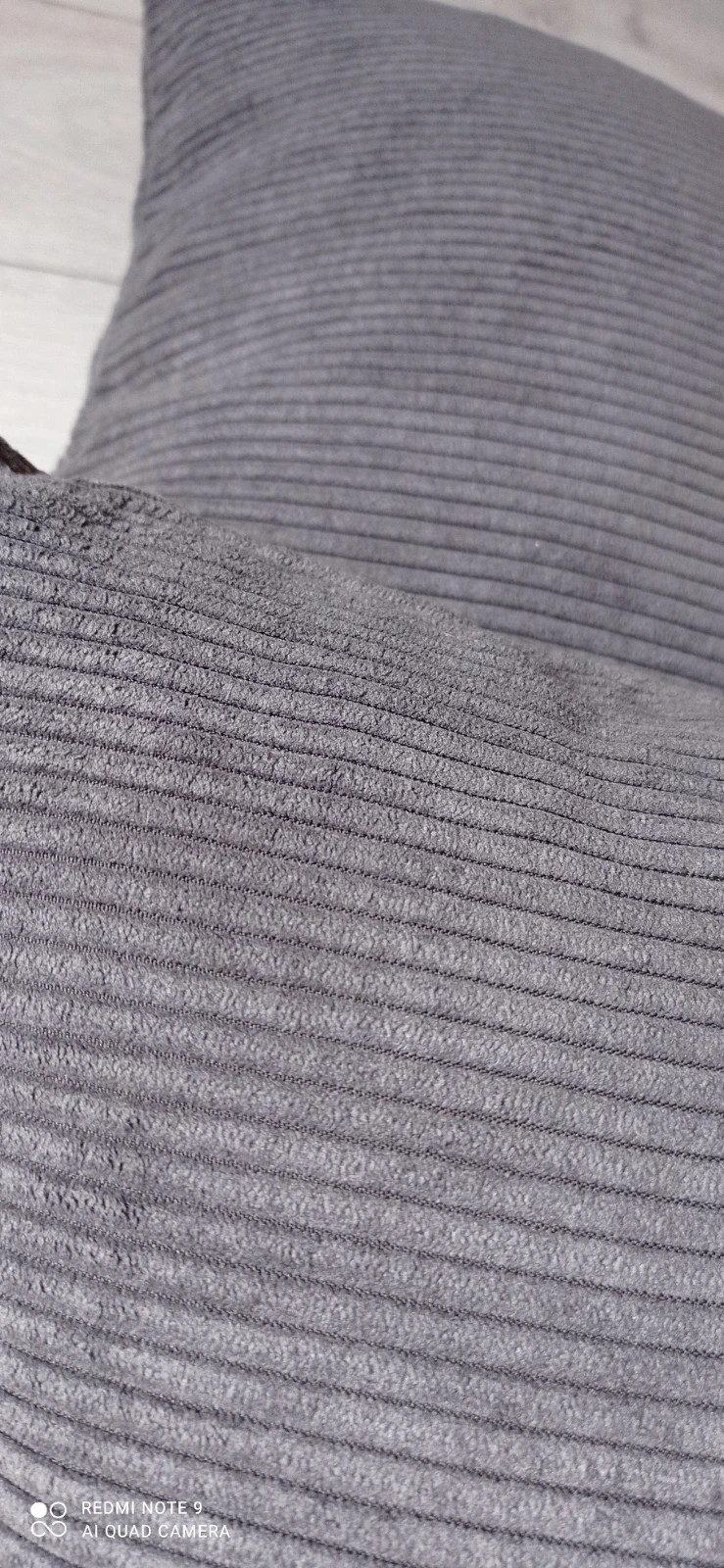 Poszewki na poduszki z wysokiej jakości tkaniny o fakturze prążka w kolorze grafitowym
