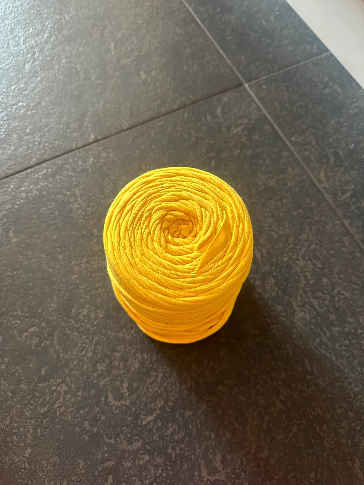 tshirt yarn włóczka tahirtowa żółta