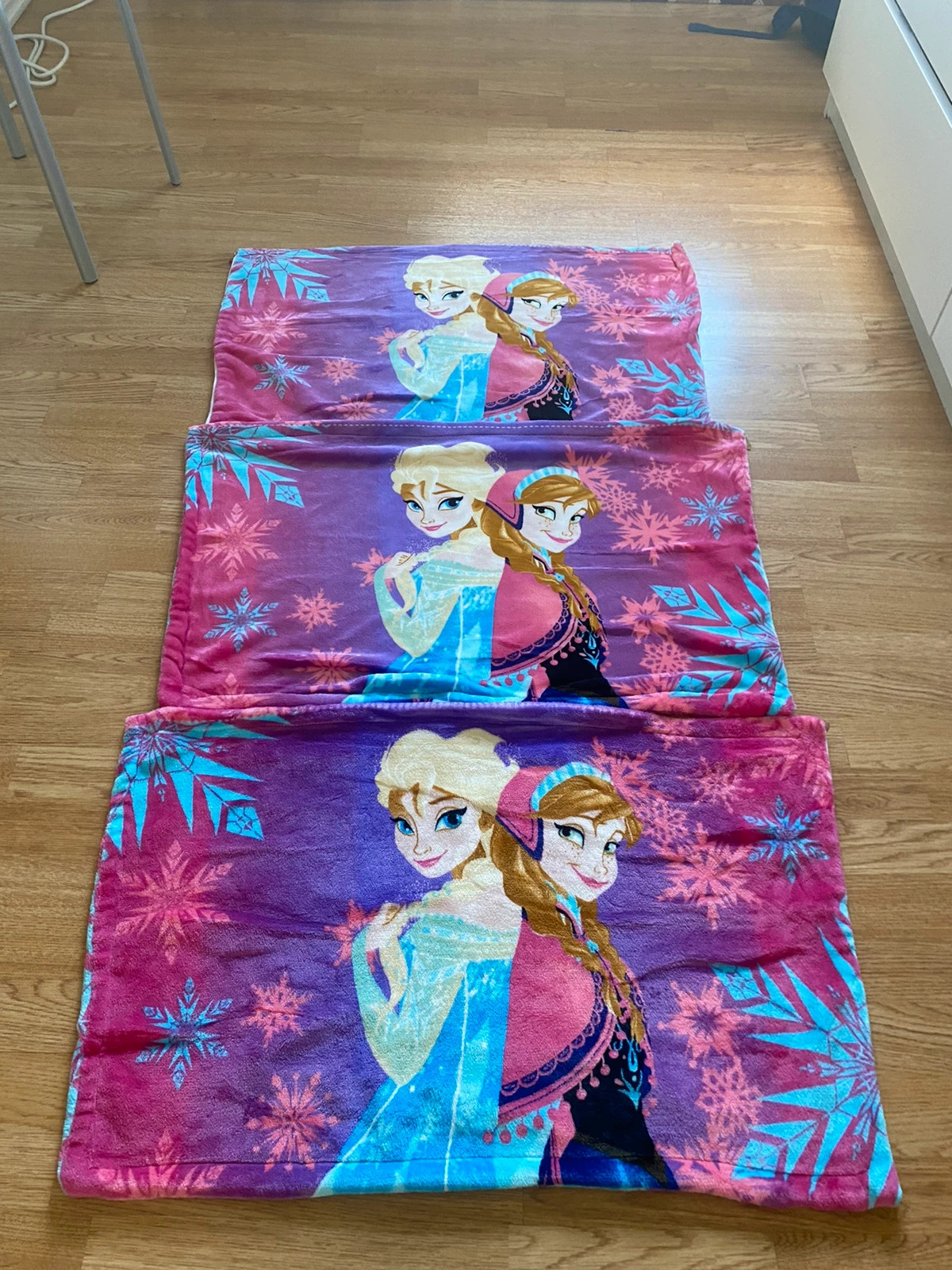 3 st örngott med elsa och anna på.