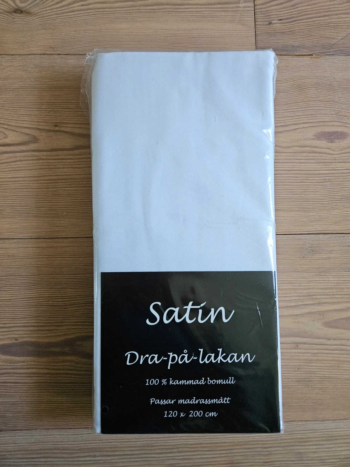 Vitt dra-på-lakan i satin