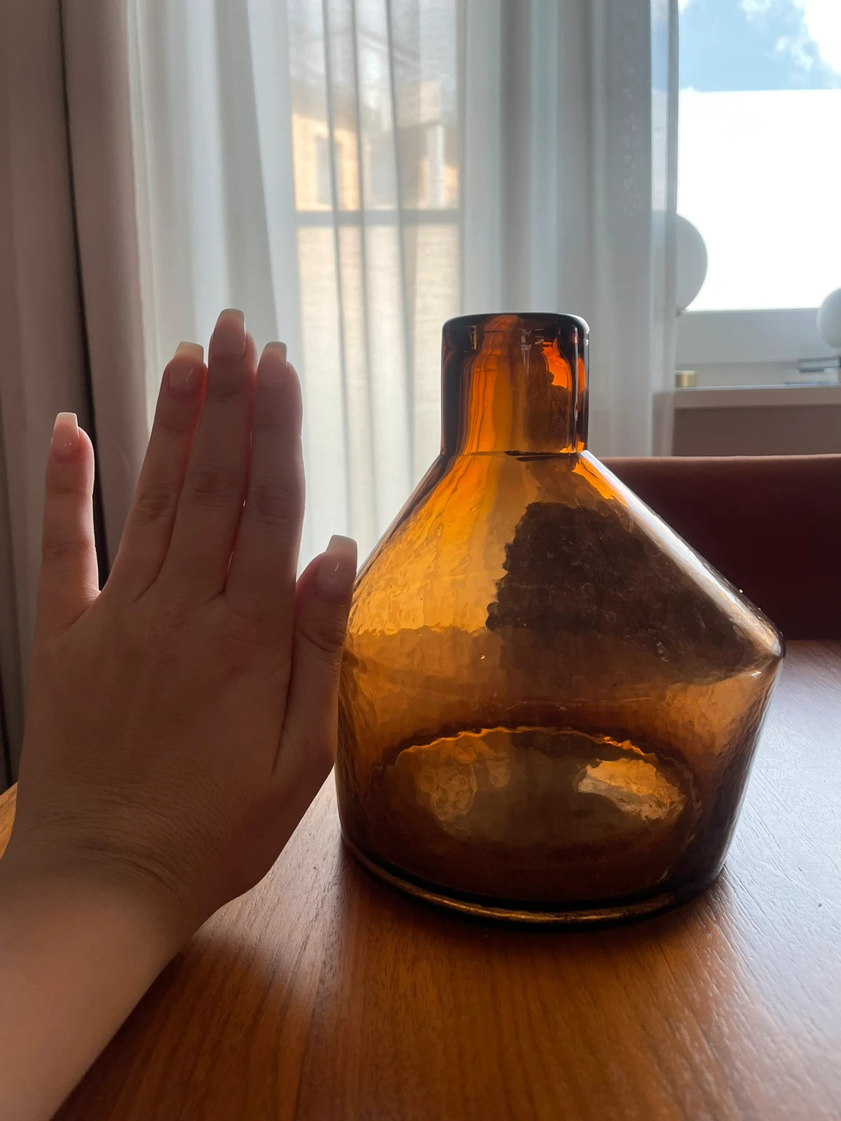 Vas i glas brun färg