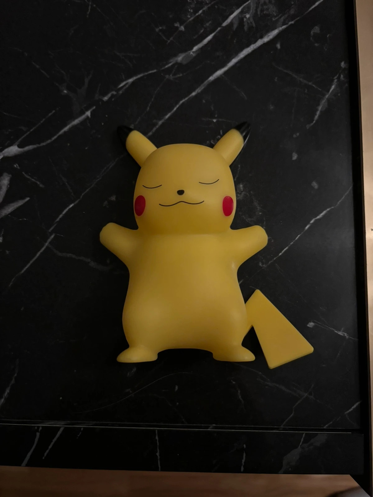 Pikachu nattlampa liggandes 1