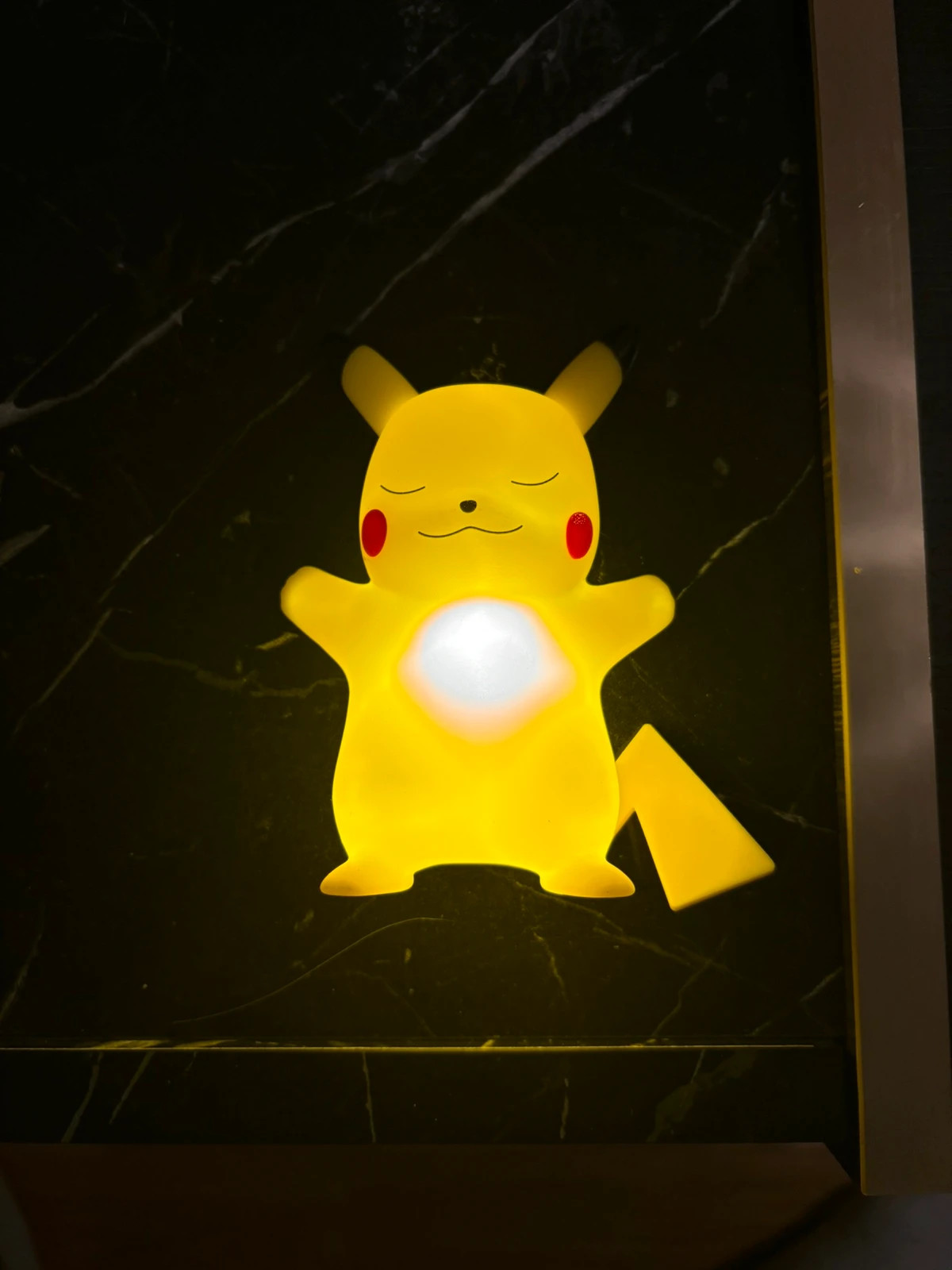 Pikachu nattlampa liggandes 1