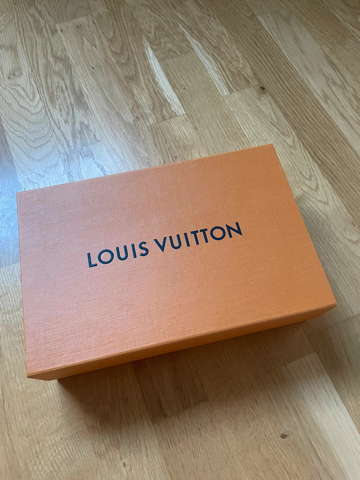 Uusi: Louis Vuitton pieni laatikko, 27,5 x 18,5 x 8,5