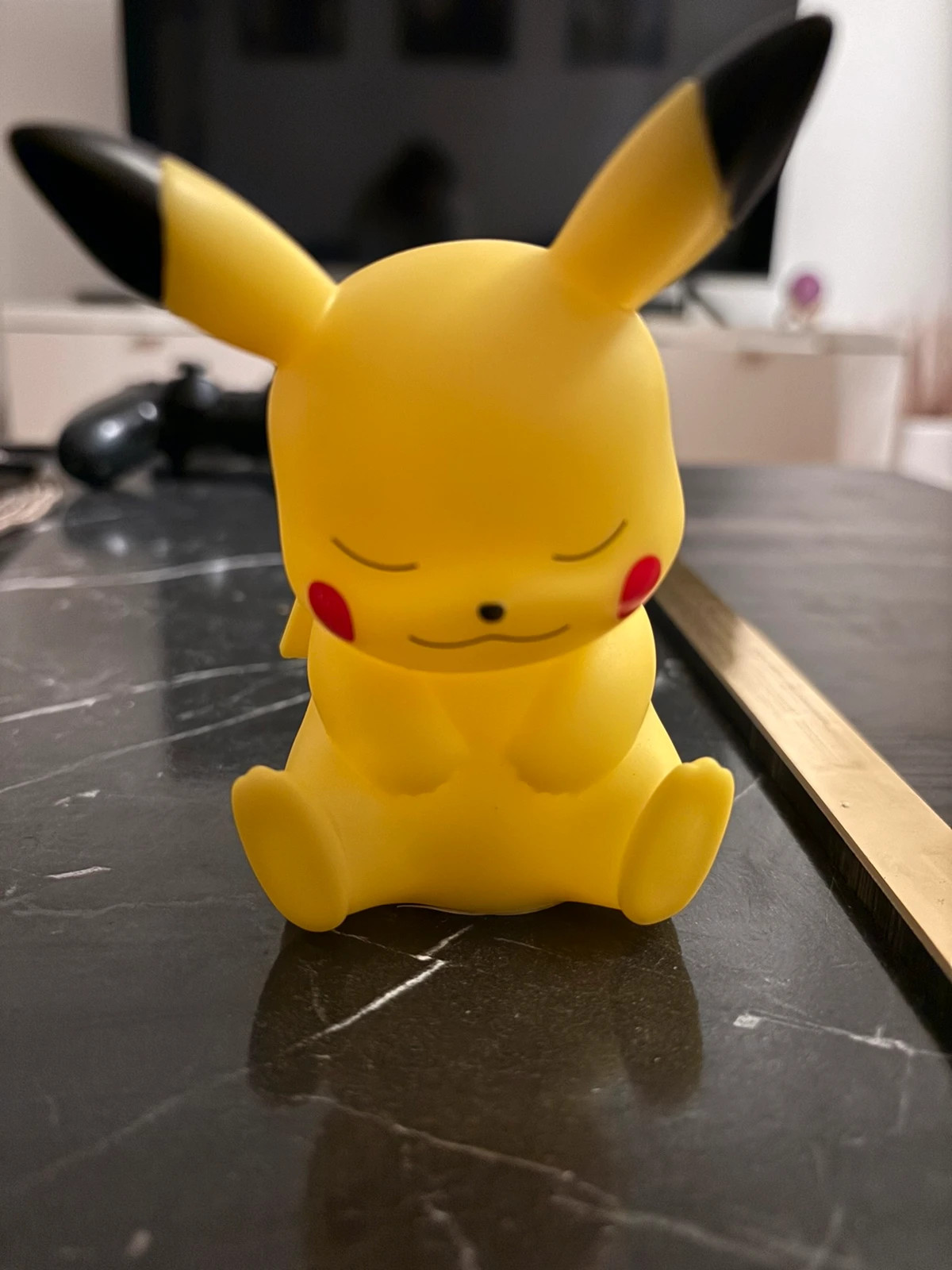 Pikachu nattlampa sittande 1