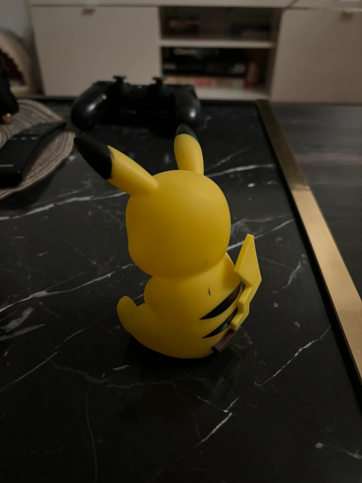 Pikachu nattlampa sittande 1