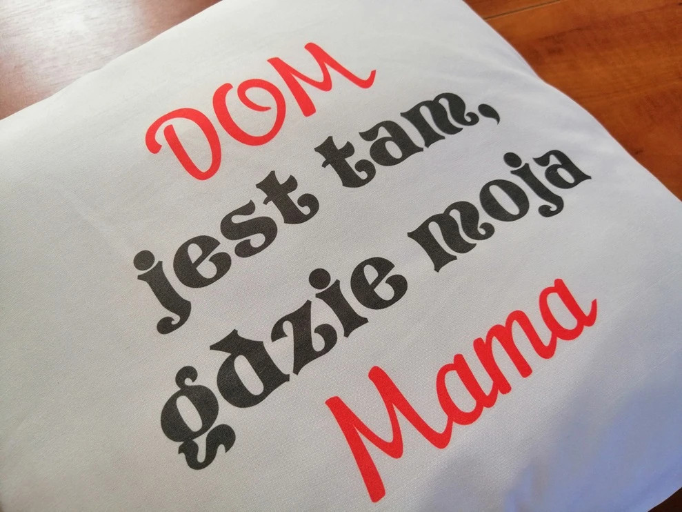 Poduszka z poszewką dla mamy. Z nadrukiem Dom jest tam gdzie moja Mama.