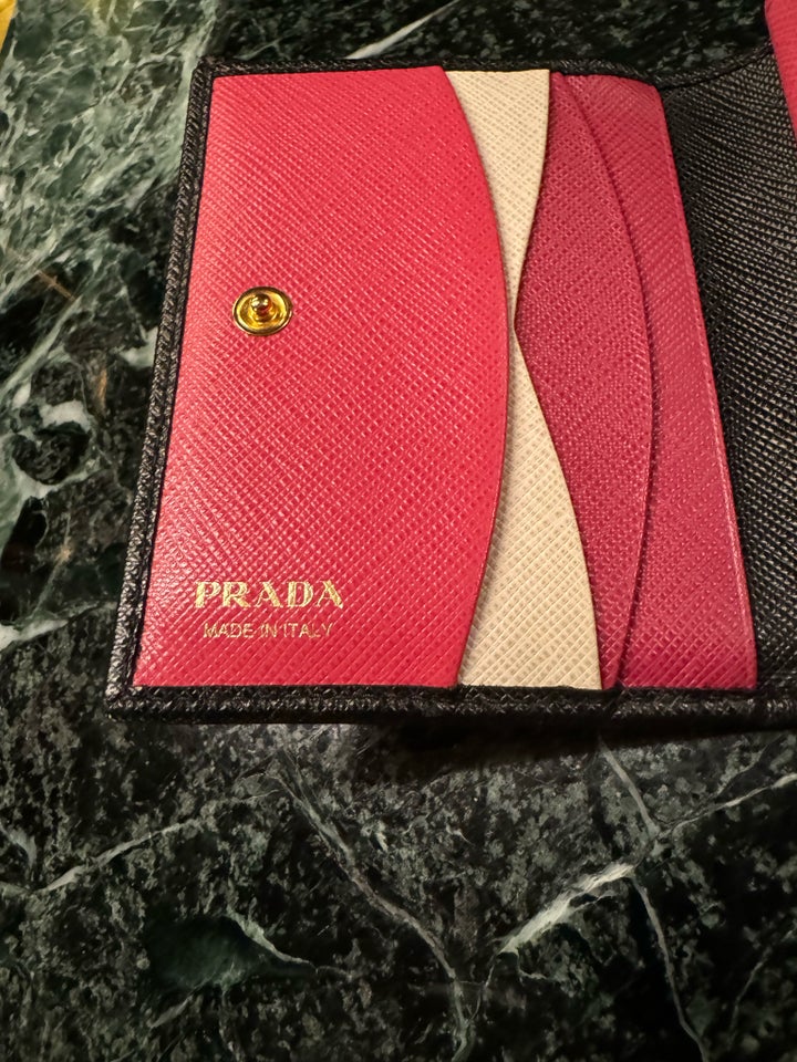 Pung, Prada