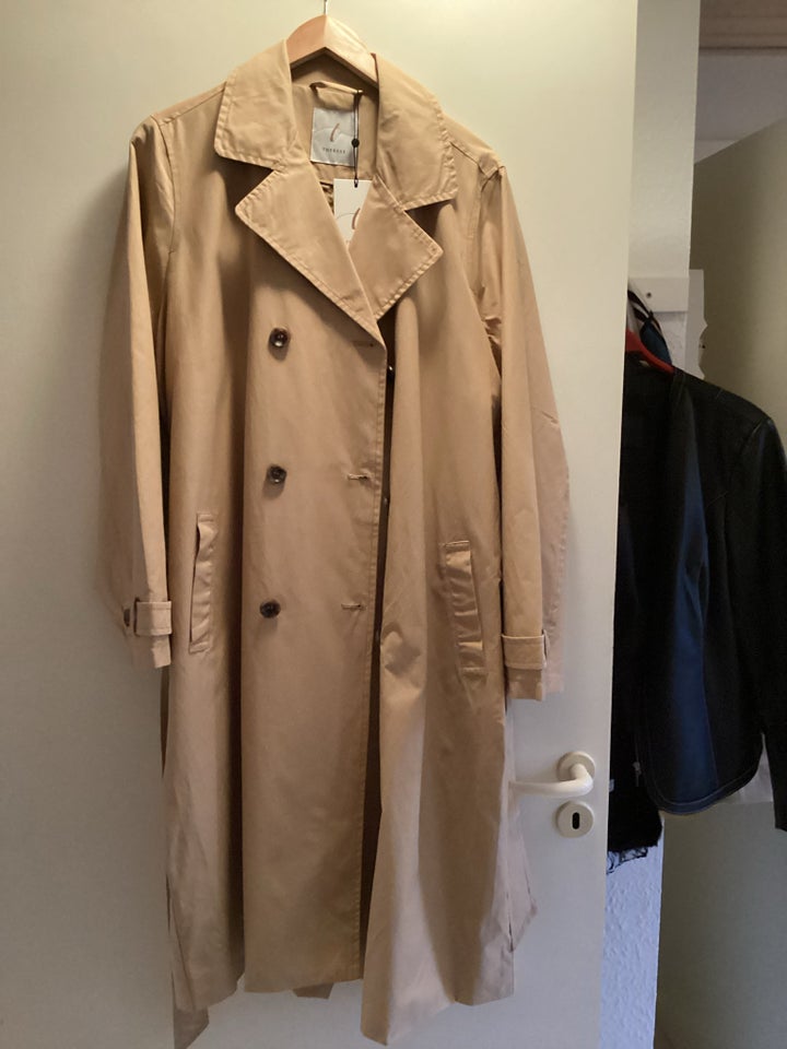 Trenchcoat, str. 48, Therese