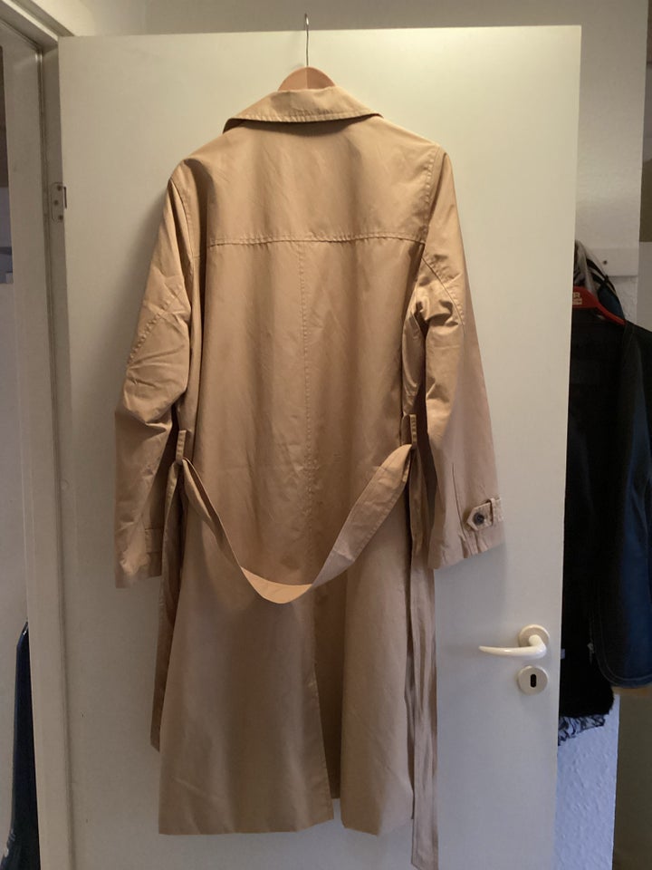 Trenchcoat, str. 48, Therese