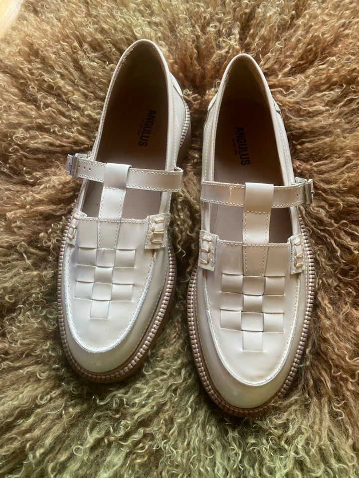 Loafers, str. 41, Angulus