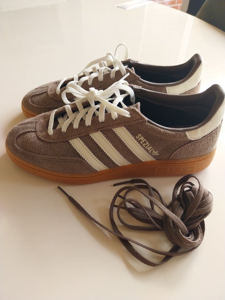 Fritidssko str 39 Adidas