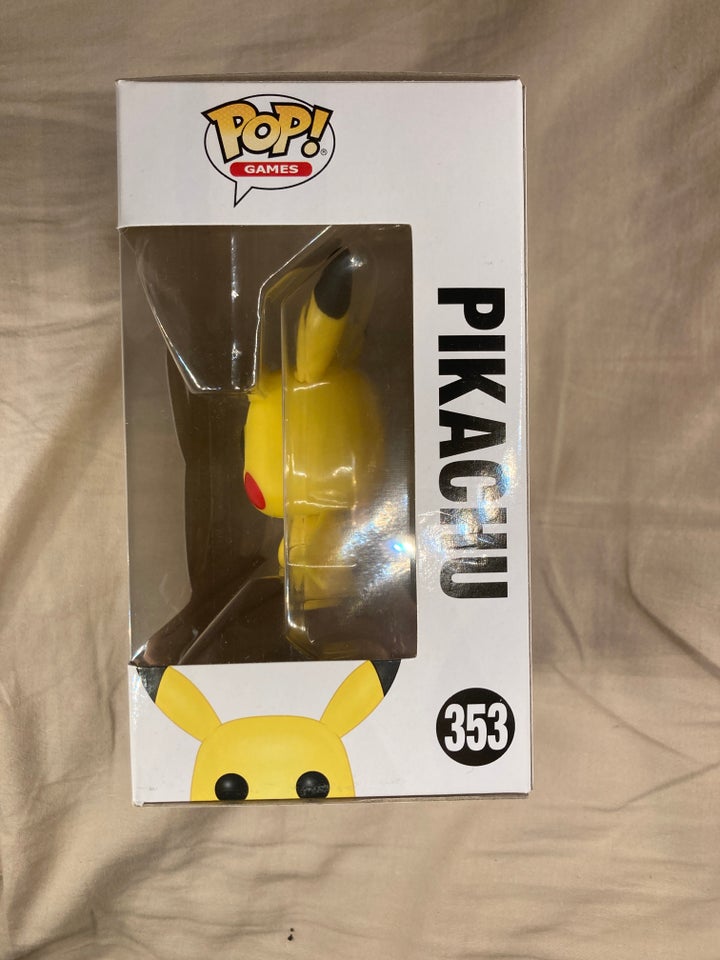 Pikachu POP figur med baggrund,