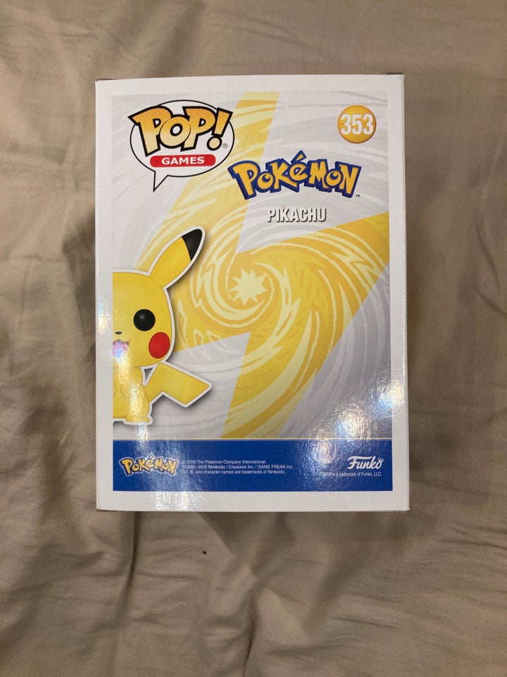 Pikachu POP figur med baggrund,