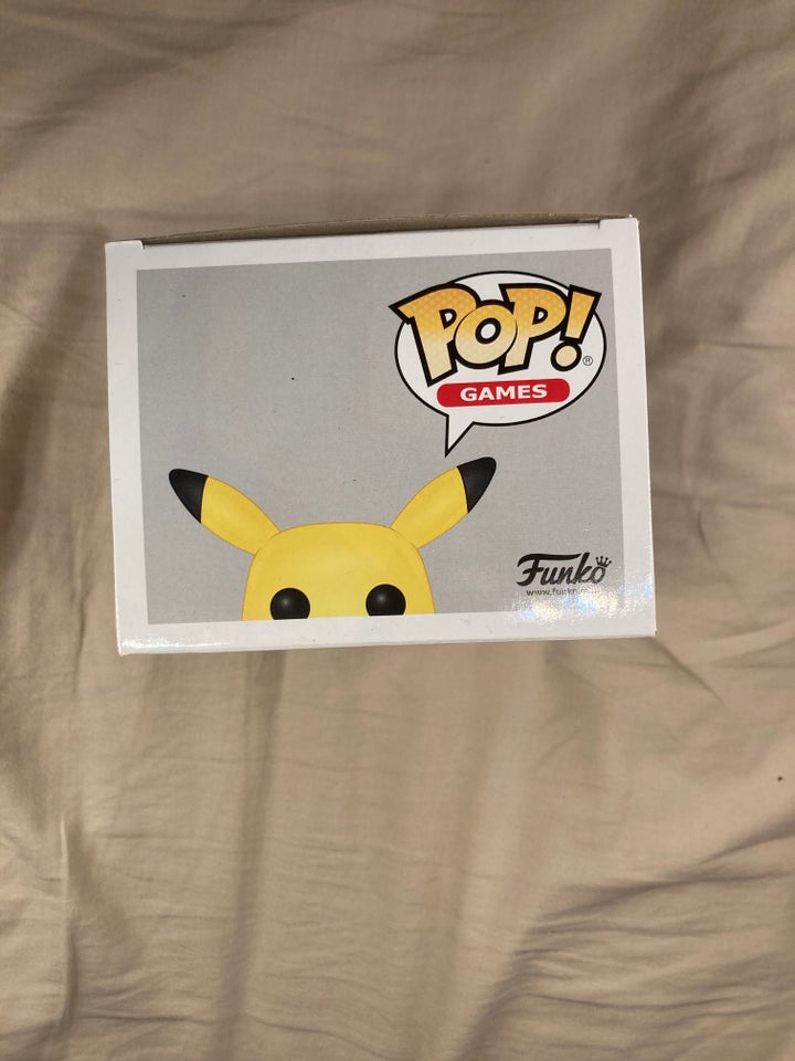 Pikachu POP figur med baggrund,