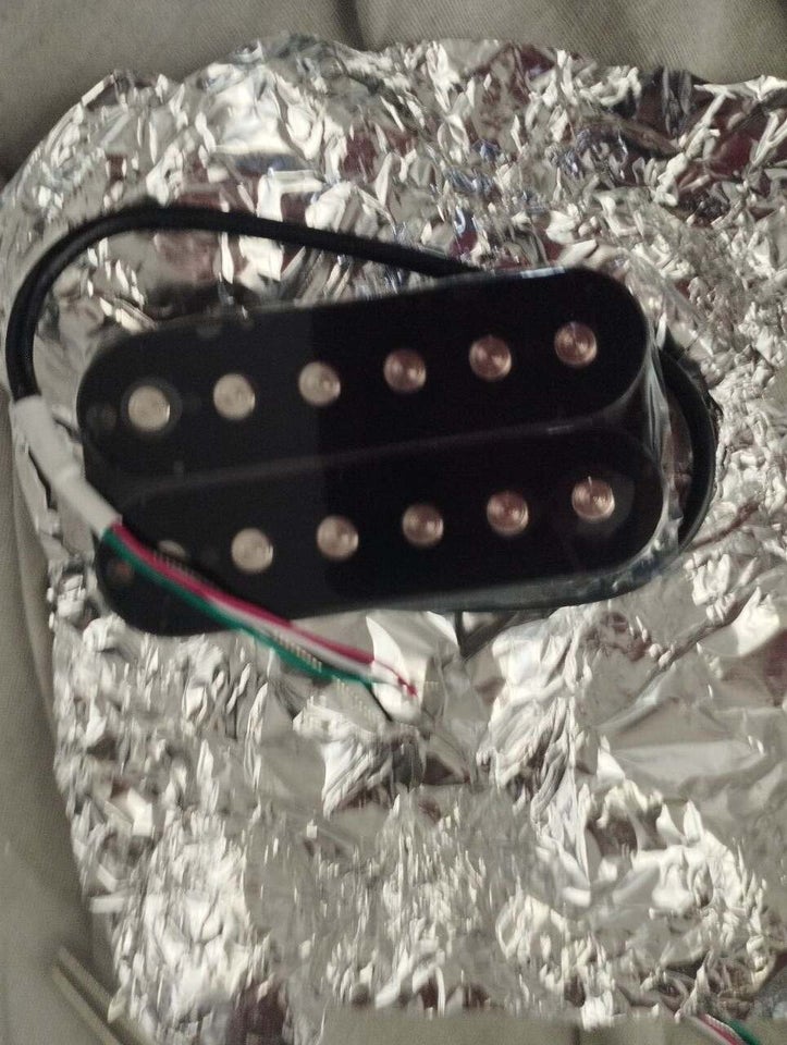 2 Humbuckers (Bridge + Neck)