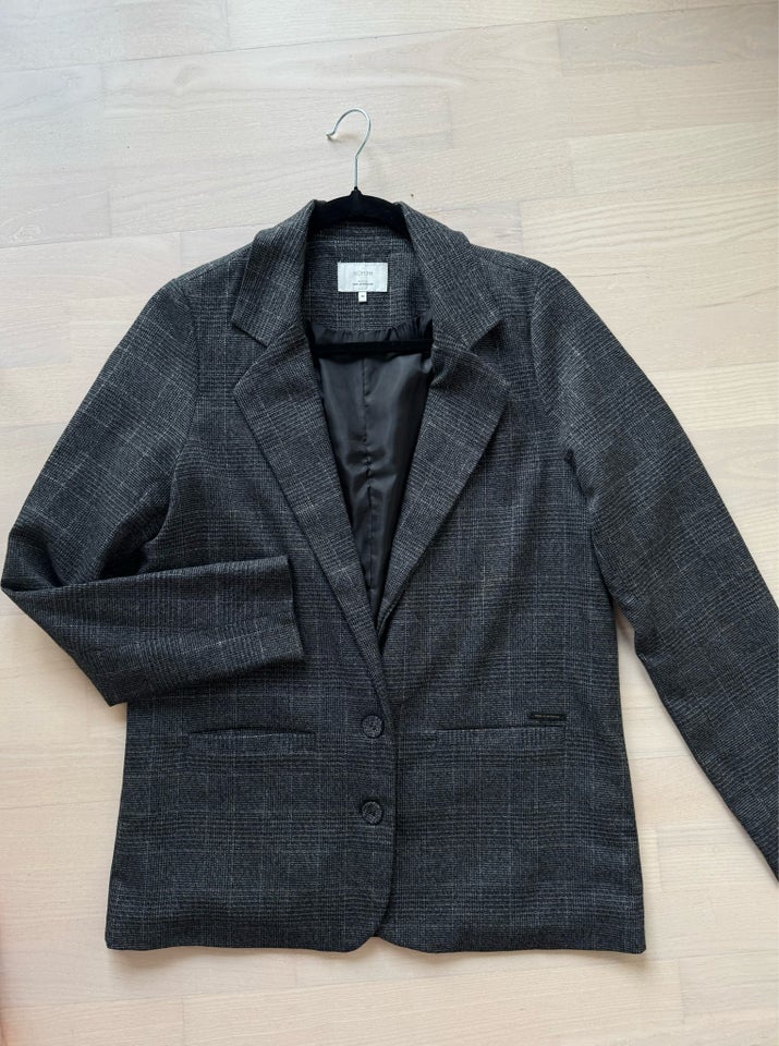 Blazer, str. 34, Nümph