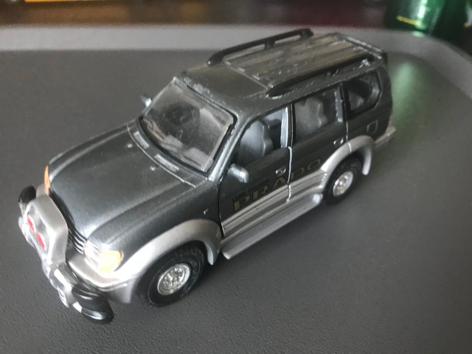 Modelbil Toyota, skala 1:35