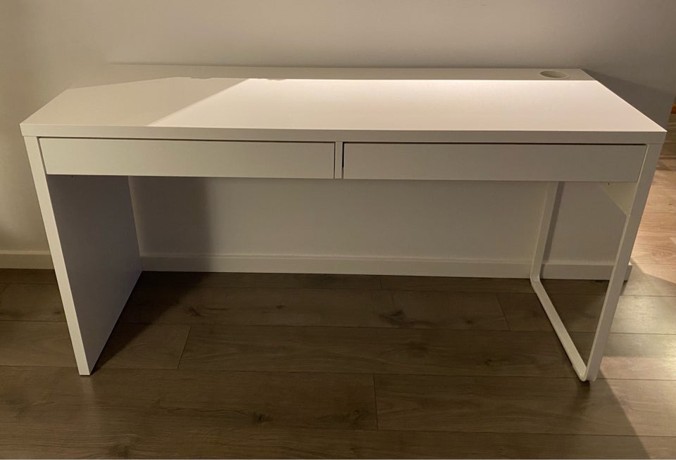 Skrivebord Ikea b: 142 d: 50 h: 75