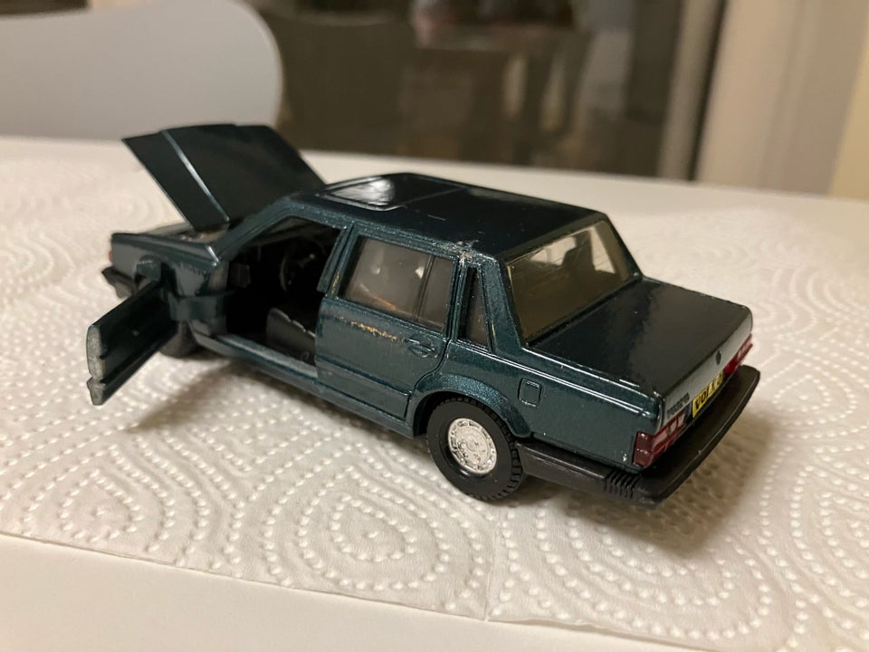 Modelbil, Corgi Volvo 740, skala