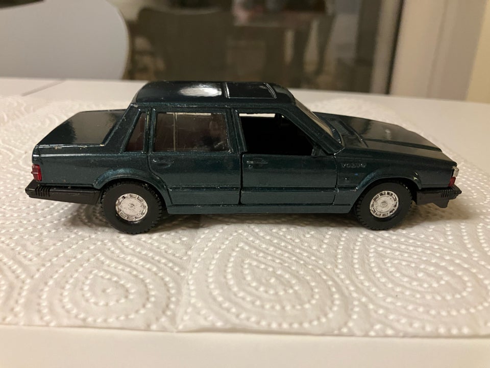 Modelbil, Corgi Volvo 740, skala