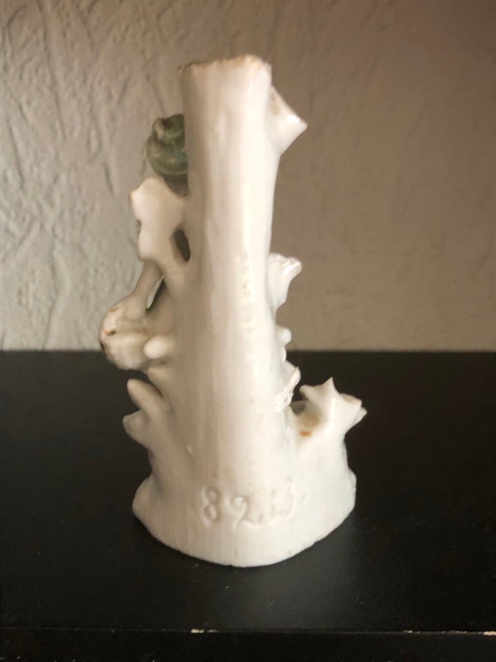 figur med vase ukendt
