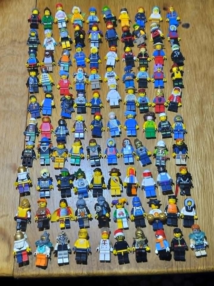 Lego Minifigures, 100 figurer