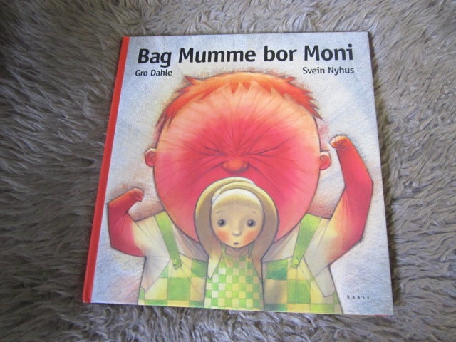 Bag Mumme bor Moni, Gro Dahle ,Svein