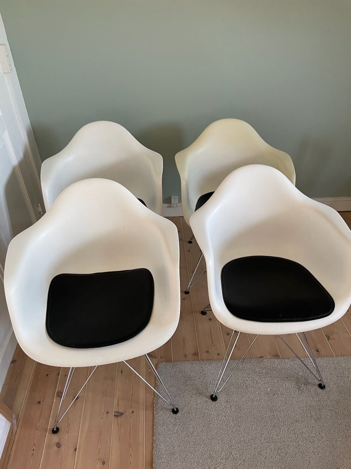 4 stk Eames Plastic Armchai...