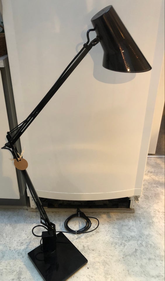 Arkitektlampe, Sort gulvlampe