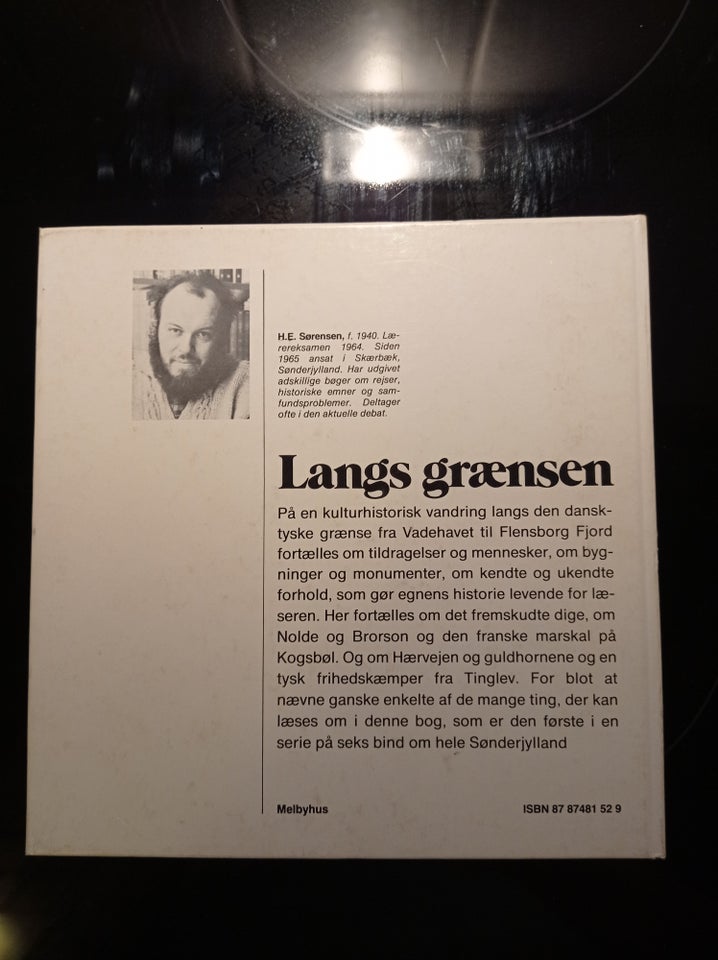 Langs grænsen, emne: historie og