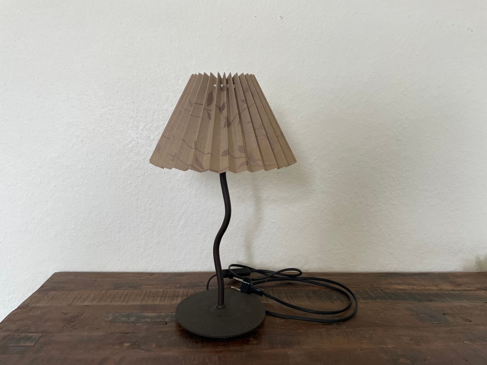 Lampe Lille lampe på metalfod og med plissé