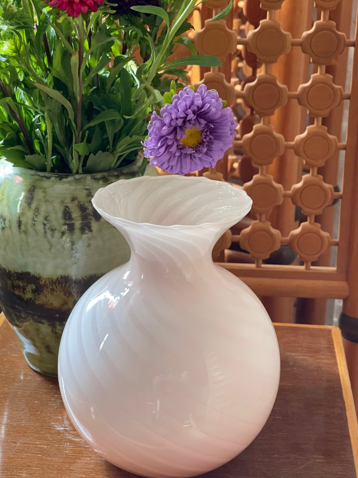 Vintage rosa swirl vase Murano